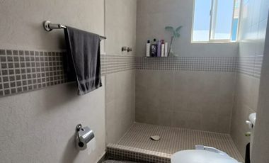 Renta Casa 2R, 2.5 baños. 2 E, con vigilancia, cerca de vias diversas de comunicacion