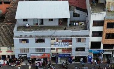 Casa de venta en Otavalo, calle Sucre, frente a la Plaza de Ponchos