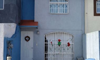 CASA EN DOS NIVELES EN VENTA