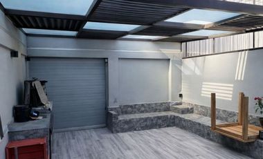 CASA EN DOS NIVELES EN VENTA