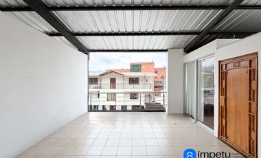 En venta casa ubicada junto a la universidad internacional del Ecuador sector Jipiro
