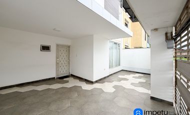 En venta casa ubicada junto a la universidad internacional del Ecuador sector Jipiro