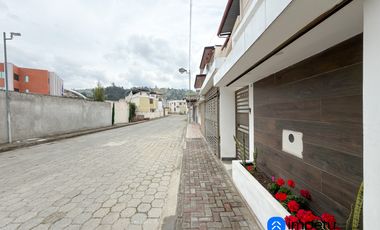En venta casa ubicada junto a la universidad internacional del Ecuador sector Jipiro