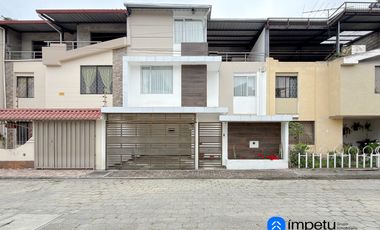 En venta casa ubicada junto a la universidad internacional del Ecuador sector Jipiro