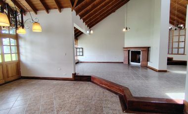 Arriendo casa en Tumbaco, Urbanización privada, tiene cuatro dormitorios