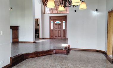 Arriendo casa en Tumbaco, Urbanización privada, tiene cuatro dormitorios