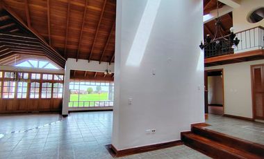 Arriendo casa en Tumbaco, Urbanización privada, tiene cuatro dormitorios