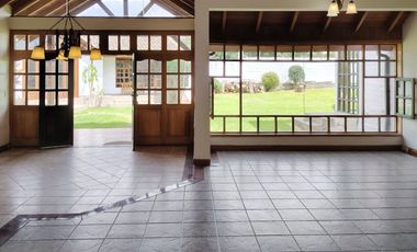 Arriendo casa en Tumbaco, Urbanización privada, tiene cuatro dormitorios