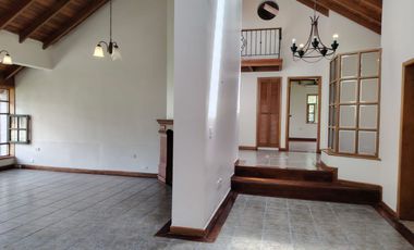 Arriendo casa en Tumbaco, Urbanización privada, tiene cuatro dormitorios