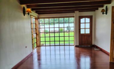 Arriendo casa en Tumbaco, Urbanización privada, tiene cuatro dormitorios