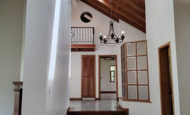 Arriendo casa en Tumbaco, Urbanización privada, tiene cuatro dormitorios