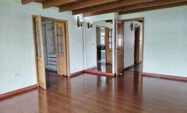 Arriendo casa en Tumbaco, Urbanización privada, tiene cuatro dormitorios