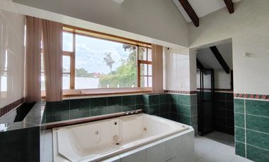 Arriendo casa en Tumbaco, Urbanización privada, tiene cuatro dormitorios