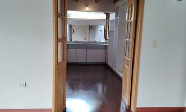 Arriendo casa en Tumbaco, Urbanización privada, tiene cuatro dormitorios