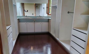 Arriendo casa en Tumbaco, Urbanización privada, tiene cuatro dormitorios