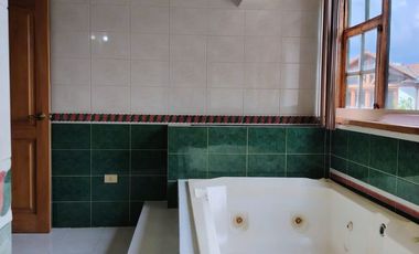 Arriendo casa en Tumbaco, Urbanización privada, tiene cuatro dormitorios