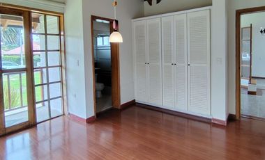 Arriendo casa en Tumbaco, Urbanización privada, tiene cuatro dormitorios