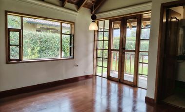 Arriendo casa en Tumbaco, Urbanización privada, tiene cuatro dormitorios