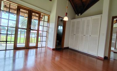 Arriendo casa en Tumbaco, Urbanización privada, tiene cuatro dormitorios