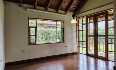 Arriendo casa en Tumbaco, Urbanización privada, tiene cuatro dormitorios