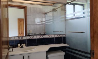 Arriendo casa en Tumbaco, Urbanización privada, tiene cuatro dormitorios