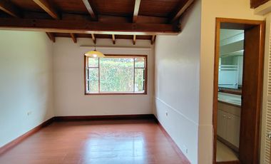 Arriendo casa en Tumbaco, Urbanización privada, tiene cuatro dormitorios