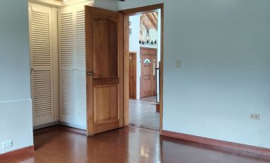 Arriendo casa en Tumbaco, Urbanización privada, tiene cuatro dormitorios