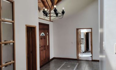 Arriendo casa en Tumbaco, Urbanización privada, tiene cuatro dormitorios