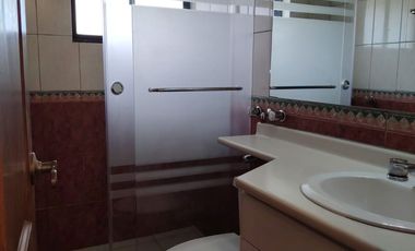 Arriendo casa en Tumbaco, Urbanización privada, tiene cuatro dormitorios