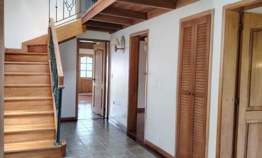 Arriendo casa en Tumbaco, Urbanización privada, tiene cuatro dormitorios