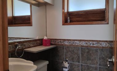 Arriendo casa en Tumbaco, Urbanización privada, tiene cuatro dormitorios