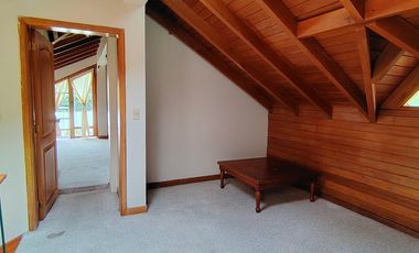 Arriendo casa en Tumbaco, Urbanización privada, tiene cuatro dormitorios