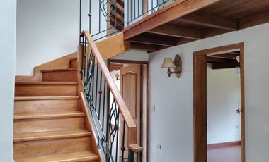 Arriendo casa en Tumbaco, Urbanización privada, tiene cuatro dormitorios