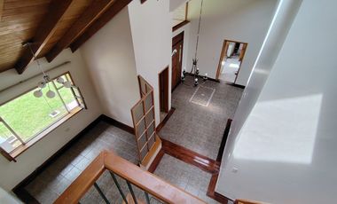 Arriendo casa en Tumbaco, Urbanización privada, tiene cuatro dormitorios