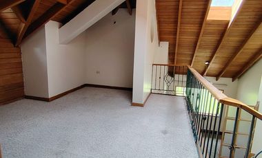 Arriendo casa en Tumbaco, Urbanización privada, tiene cuatro dormitorios