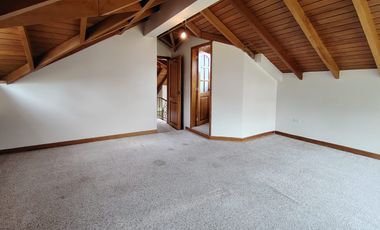 Arriendo casa en Tumbaco, Urbanización privada, tiene cuatro dormitorios