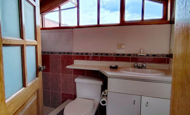 Arriendo casa en Tumbaco, Urbanización privada, tiene cuatro dormitorios