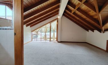 Arriendo casa en Tumbaco, Urbanización privada, tiene cuatro dormitorios