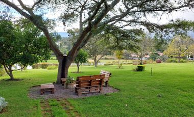 Arriendo casa en Tumbaco, Urbanización privada, tiene cuatro dormitorios