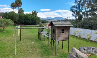 Arriendo casa en Tumbaco, Urbanización privada, tiene cuatro dormitorios