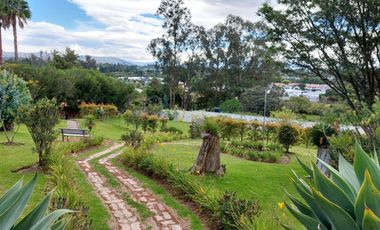 Arriendo casa en Tumbaco, Urbanización privada, tiene cuatro dormitorios