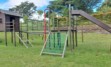 Arriendo casa en Tumbaco, Urbanización privada, tiene cuatro dormitorios