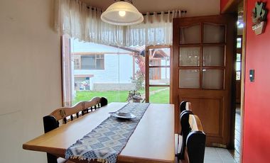 Arriendo casa en Tumbaco, Urbanización privada, tiene cuatro dormitorios