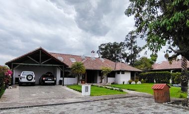 Arriendo casa en Tumbaco, Urbanización privada, tiene cuatro dormitorios