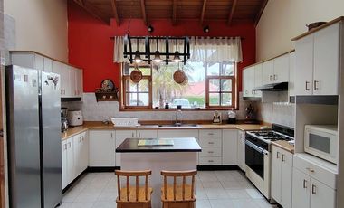 Arriendo casa en Tumbaco, Urbanización privada, tiene cuatro dormitorios