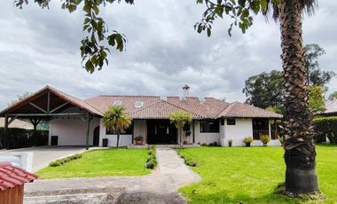 Arriendo casa en Tumbaco, Urbanización privada, tiene cuatro dormitorios