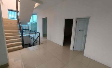 Gedung ex Showroom cengkareng bagus strategis