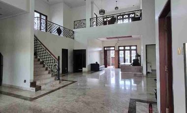 disewakan rumah ada kolam renang
