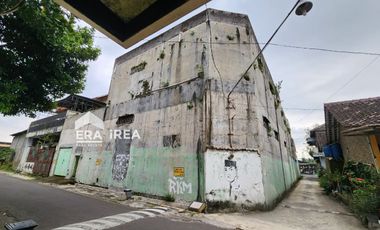 RUANG USAHA 2,5 LANTAI DIJUAL DI SOLO TIMUR DEKAT UNIVERSITAS TERBUKA, MITRA SWALAYAN DAN PASAR JATEN