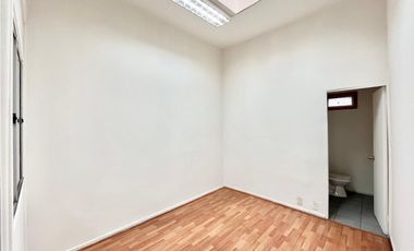 Se arrienda local comercial céntrica amplia, 3 privados, recepción, bodega, Estado con Rodriguez, Curicó